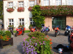 Motorräder der Motorradfreunde Berghaupten vor dem Rathaus